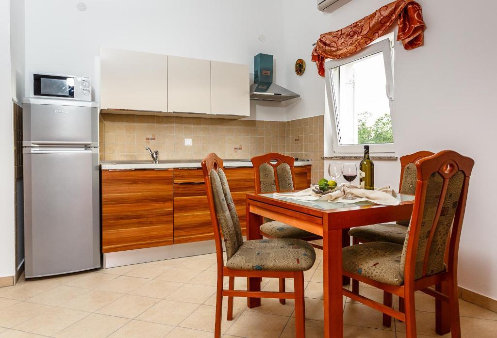 Apartments Mare & Mons Deluxe Malinska Quarto foto